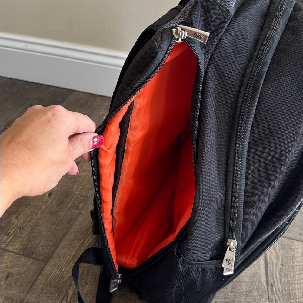 Heys' versatile Backpack - Picture 15 of 17